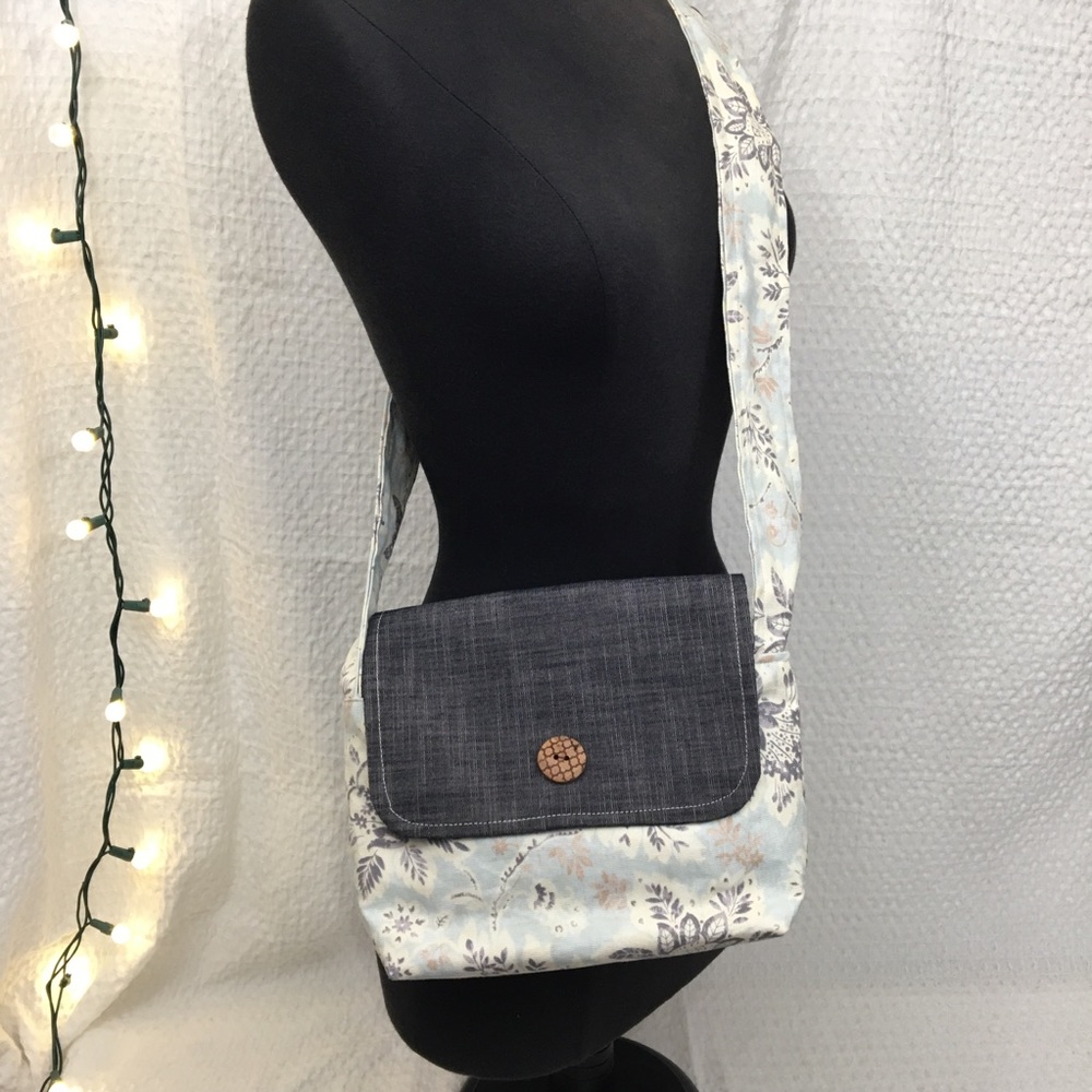 🧨3 for $30 Crossbody Purse Lt Blue & Ivory Floral - Picture 2 of 6